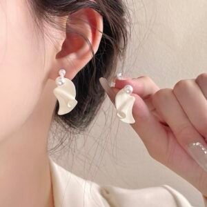 Серьги-гвоздики с плиссированным жемчугом и серебряной иглой