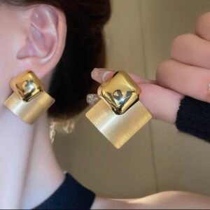 Серьги-гвоздики из матового металла