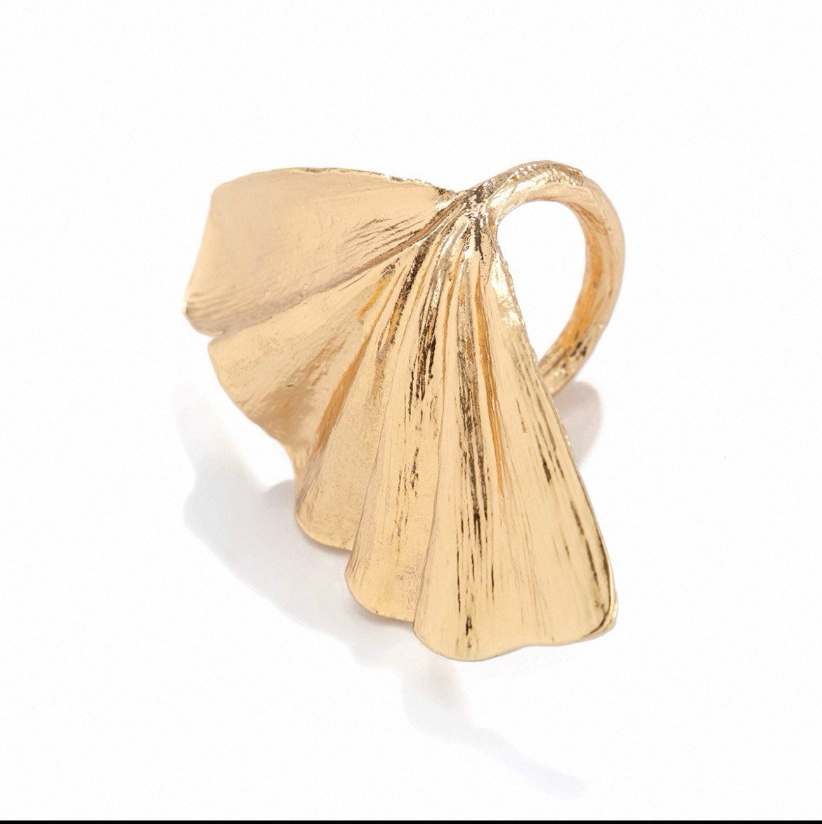 Золотистое массивное кольцо в форме веера — изображение 2