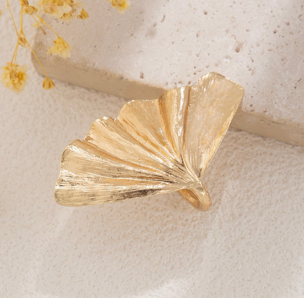 Золотистое массивное кольцо в форме веера — изображение 3